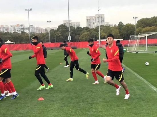最终曼联主场3-2逆转维拉，红魔终结各赛事4场不胜。